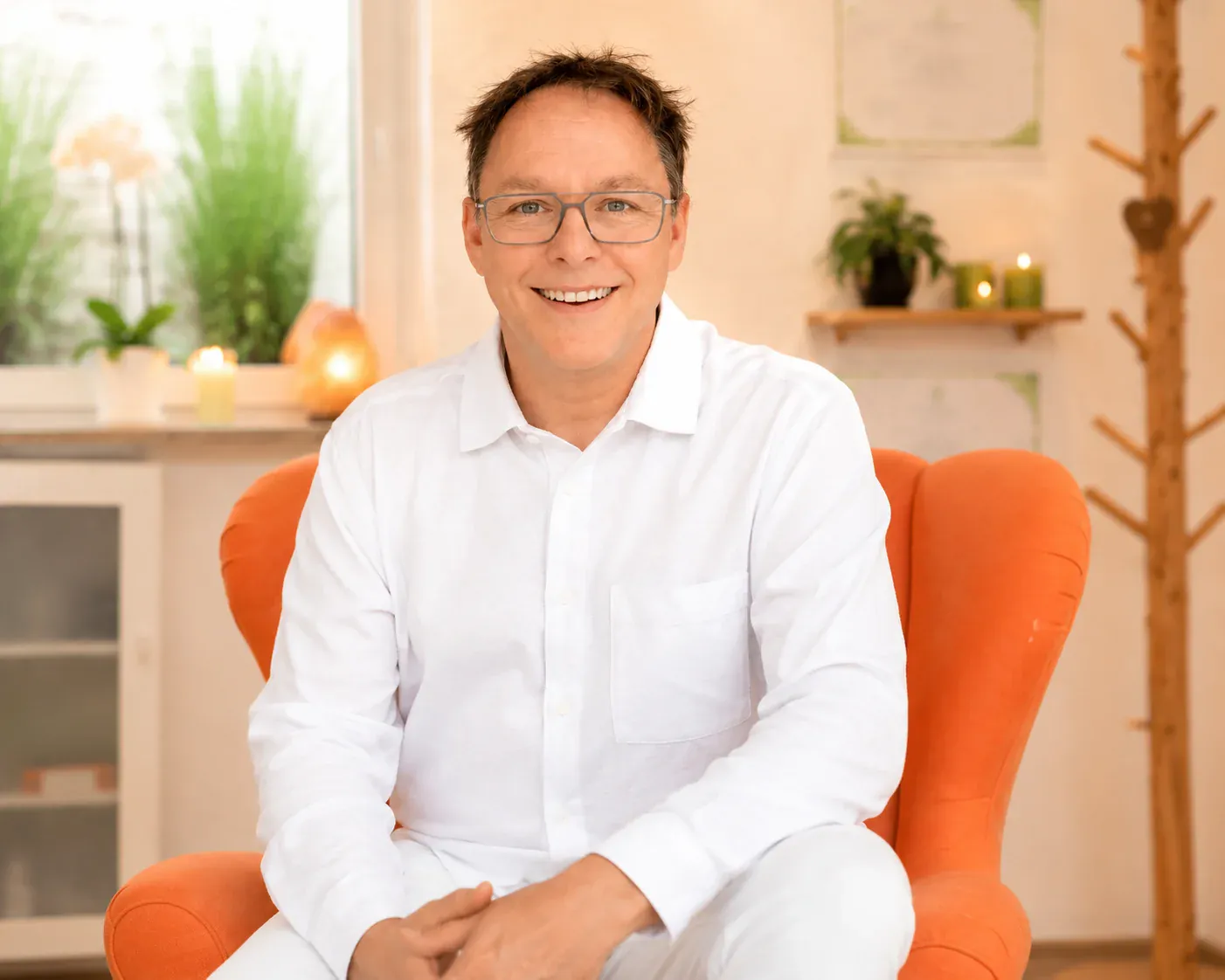 Portrait von Hypnotiseur Markus Schuh mit Brille und freundlichem Lächeln – Hypnose für Klienten aus Bobingen